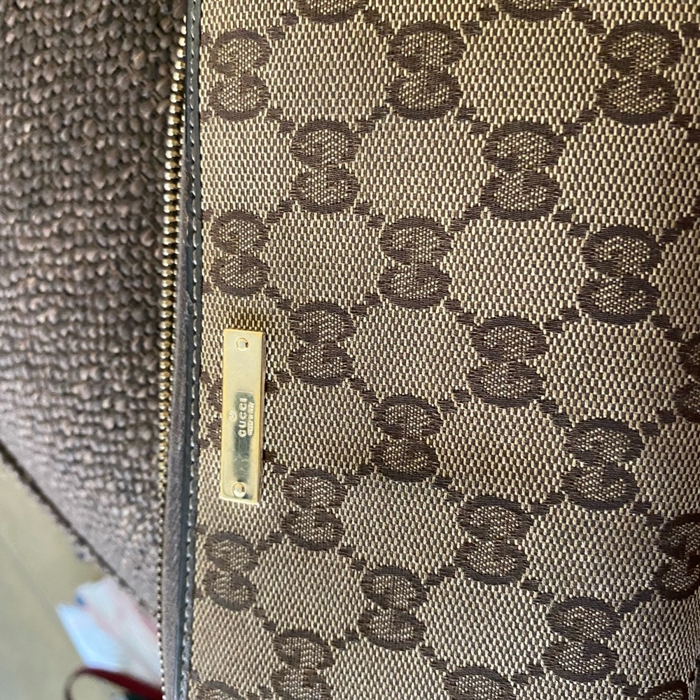 Authentic gucci wallet - Good used condition
